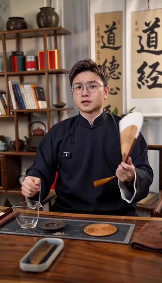 德秀贵人 您不是“只能”当个老实人,您是“注定”要成为一个有德行、有智慧、有成就的君子。您的人生赛道,从一开始就不是那条充满泥泞和陷阱的捷径,而是那条虽然需要更多努力和坚持,但最终能登顶
览众山的阳光大道。
1. 它是藏在命格深处的微光,自星穹而来,携着三分温润、七分通透。不扰尘嚣,却在你择善而行时,悄悄照亮前路;于你守心自正时,默默护得顺遂。德秀贵人,是天性里的良善,是冥冥中的指引。
2. 非神非仙,是天地酿就的清韵。藏在八字里,映在品性中——见弱心软,遇事宜和,读书有慧根,行事有分寸。德秀贵人,不赠横财,不避风雨,只予你一份通透本心,让日子慢品有香。
3. 自云端来,落于凡俗命格。它不披金甲,不携福泽,却能在你心有迷茫时,点醒良知;在你行差踏错前,拉回分寸。德秀贵人,是藏在日常里的诗意,是刻在骨子里的温良。#德秀贵人 #神煞贵人