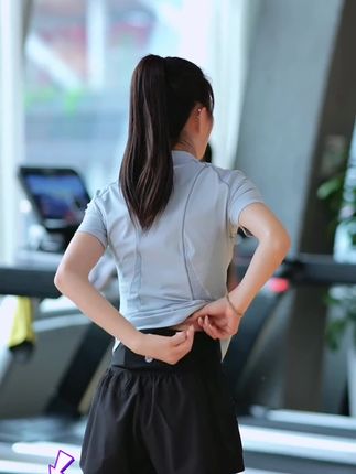 #创作灵感 这套瑜伽运动套装简直喜欢了,面料柔软舒适又透气,还是高腰的设计,能够很好的收住小肚子。它还自带防走光的安全裤,就算做大幅度的动作也不会尴尬,非常适合爱运动的女生们穿哦!不管是出门跑步还是练瑜伽穿都是很不错的,喜欢的姐妹赶紧入一套!#健身穿搭 #运动女孩 #运动穿搭 #健身
