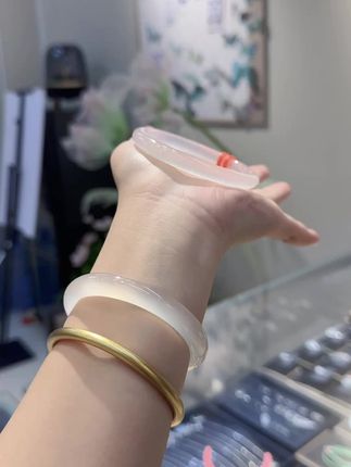 真的好温柔的白月光啊#手镯控 #玛瑙玉髓 #工厂