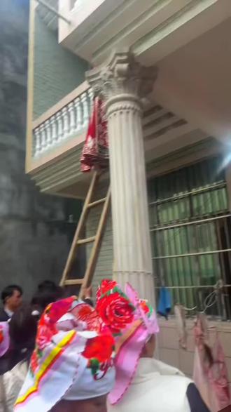 给大家普及一下,我们云南结婚,父母不同意的就只能爬墙出嫁#云南结婚