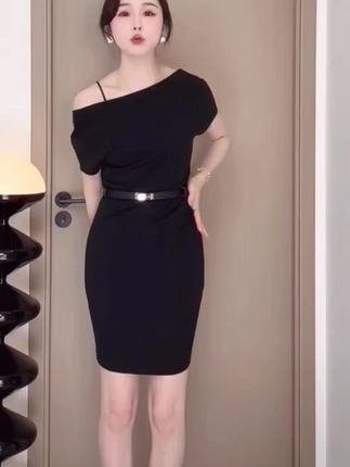纯色斜肩连衣裙新款女夏季纯欲收腰显瘦性感褶皱露肩包臀裙@DOU+小助手 @DOU+上热门