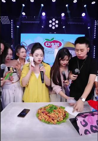 万万没想到口水娃的脱骨凤爪这么好吃,一大罐两斤装,真的很多脱骨干净,酸酸辣辣,口感很脆爽,一口接一口,真的停不下来。