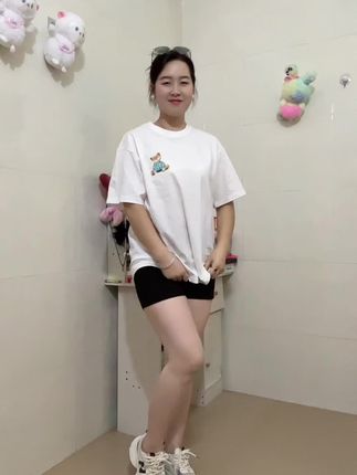 虽然我出身寒门,也顶不住这么热的天#夏季穿搭 #今天穿什么 #纯棉短袖t恤