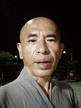 秋季的夜晚感觉到很凉爽,一个人练练嗓音也是一种快乐。