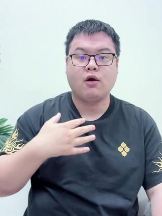 七匹狼这款纯棉男士平角裤,柔软亲肤,吸汗透气不闷热,日常穿着更清爽。抗菌面料呵护私处健康,弹力腰带贴合不勒腰,活动自如。狼文化印花设计,彰显硬朗个性,低调又有型。M-6XL多尺码可选,满足不同身形需求。礼盒包装精致大气,送人得体有品位,自用也舒适贴心,是贴心实用又体面的选择。#七匹狼 #纯棉内裤 #平角裤 #短裤衩 #男士四角裤