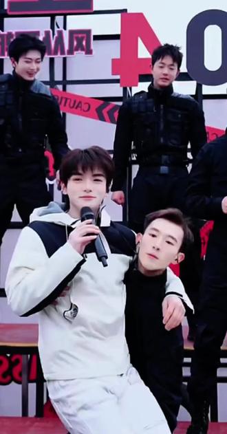 #昊艺的圈子 艺艺和昊文在天台合播做人气,节目效果拉满,文艺青年优秀👍👍👍#昊艺💛星城 #名场面 #不愧是你 棒棒哒💛💛💛#永远支持你 🎈🎈🎈