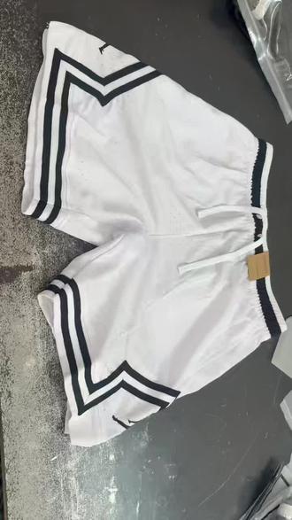 运动男孩必入!这条短裤居然这么好穿? 夏天打球跑步总闷汗?这条短裤吸汗速干超透气!宽松开叉不卡腿,抽绳裤头想怎么调就怎么调,运动休闲都能穿,男生夏天的快乐这不就来了~#篮球短裤 #飞人短裤 #运动短裤 #速干裤 #一份清单搞定618运动好搭子