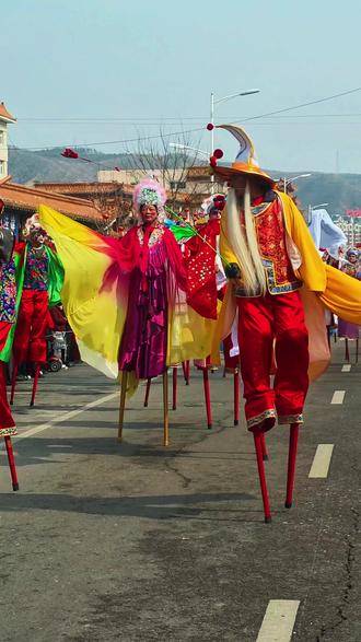 🎉高跷上的非遗有多绝?!🤩彩衣飘飘踩出百年技艺,这身段谁看了不叫绝~😲你那里有这样的民俗盛会吗?
#正月十五闹元宵 #踩高跷 #赤城大秧歌