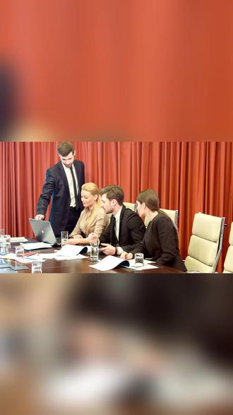 老戏骨要去港股唱新戏!这家A股药企的“钞能力”还能灵吗? 在A股当了22年“老司机”的京新药业,最近憋了个大招——要去港股二次上市,搞个“A+H”双 buff!
别看它是老牌药企,路子一直挺野。左手仿制药(你有我有全都有),右手原料药(顺带把成本压到最低),靠着几款精神类和心脏类药物,在江湖上稳坐钓鱼台,现金流哗哗的。
但是!这两年画风突变,集采大刀砍下来,老产品利润薄得像纸,甚至开始“逆生长”(收入下滑)。急得京新赶紧掏出新宝贝——一款治失眠的创新药,去年还挤进了医保,看着挺美。
不过细看有点尴尬:一边喊着要创新转型,一边研发投入缩了水,连收入的10%都不到。这不就是传说中的“嘴上说爱你,钱包却很诚实”?
所以这次去港股,目的很明确:搞钱!搞研发!搞并购!
但问题是,资本市场还会为这个“仿制药老钱”的“创新新梦”买单吗?毕竟,故事好不好听,还得看后续剧本硬不硬啊!