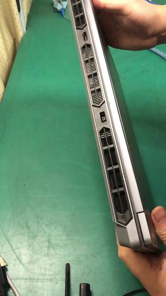 拯救者Y7000P发热卡顿?清灰就能搞定 这里是惠普延津新城花园店。拯救者 Y7000P 游戏本发热卡顿,拆机发现风扇和散热铜管全被灰尘堵死。先拔掉电池,用吸尘器清理灰尘,电脑只用一年多不用换硅脂。冬季清灰注意防静电,外壳、键盘、屏幕清洁技巧也一起分享,清洁完开机流畅如初。
#笔记本清灰 #游戏本维修 #拯救者Y7000P #电脑保养 #延津惠普