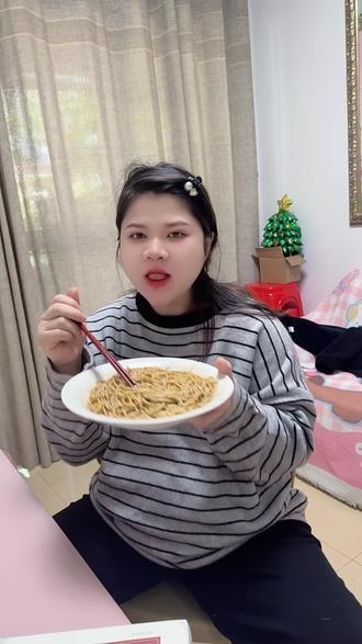 喜欢吃意面又怕下厨麻烦的,一定要试试这个西奥图意大利面,它不仅做法简单,而且还是非油炸的健康面,味道特别好,面条q弹爽滑,裹满了酱汁,每一根都很入味,真的太香了!晚上要是不知道吃什么,就来上一碗,方便又快捷,关键现在价格也很实惠#意面 #意大利面 #晚餐吃什么 #面食