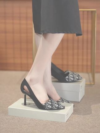 穿上不磨脚的细跟鞋,走一天都轻松! 这个鞋子真的太舒服了!又轻又方便还不变形,而且鞋尖还做了防护,真的很不错哦~