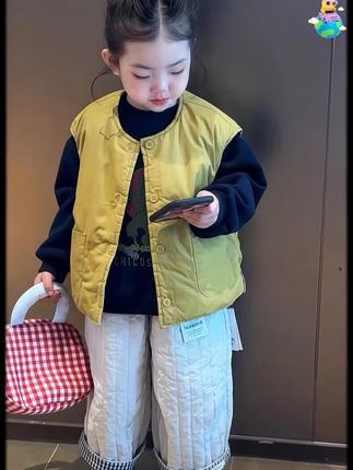 韩系萌娃秋冬必备!双面穿夹棉马甲太香了 挖到宝!这款韩版儿童马甲真的长在审美上✨ 双面可穿设计超实用,一面洋气一面百搭,男女宝穿都好看。夹棉填充暖暖的,秋冬出门或幼儿园穿刚好,还不束缚跑跳。版型有设计感,随便搭卫衣、打底衫都出彩,小区遛娃被问爆链接~#儿童套装#秋冬新款 #幼儿园穿搭#宝妈必入#高品质童装