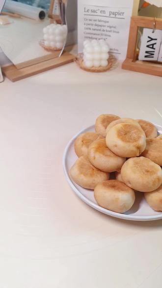 金丝肉松饼|咸甜经典,一次成功🥡 🛒 准备食材
【饼皮】中筋面粉180g、细砂糖25g、盐1g、耐高糖酵母1g、温水115g、玉米油35g
【肉松馅】肉松180g、沙拉酱70g、蛋黄酱25g
👩🍳 做法步骤
1️⃣ 做饼皮
面粉+糖+盐+酵母混合,加温水搅成面絮,再加玉米油揉光滑,冰箱水合30分钟。
2️⃣ 做肉松馅
肉松+沙拉酱+蛋黄酱拌匀,分16个(约17g/个)搓圆。
3️⃣ 分面团
面团取出分16份(约22g/个),团圆后松弛10分钟。
4️⃣ 包馅
面团压扁包入肉松球,虎口收口捏紧,轻轻压扁。
5️⃣ 烘烤
烤箱170℃预热,先烤10分钟,翻面再烤10分钟。
(无烤箱:平底锅煎至两面金黄)
✨ 口感
外皮绵软,馅料咸香不腻,还能拉出肉松丝~
🔖 周末试试这款,记得收藏
#懒人烘焙 #中式点心 #金丝肉松饼 #烘焙天才即将诞生 #我的烘焙自有造型