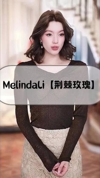 **荆棘玫瑰绽放优雅✨ 扭结设计自带高级感,百搭针织温柔包裹身形🌟 细闪金葱点缀,举手投足都是浪漫光芒~💃#荆棘玫瑰 #法式优雅 #细闪上衣 #百搭打底 #气质穿搭