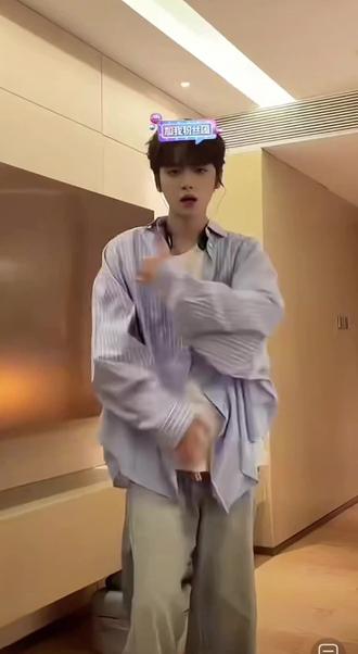 哥你拖鞋差点甩到我们了,哈哈哈哈哈哈哈@皮皮皮皮朱 #皮皮皮皮朱#皮皮皮皮朱的直播录屏@DOU+小助手 @DOU+上热门#皮皮朱京城大师赛#皮皮朱不再依赖雷霆衣服算长大吗