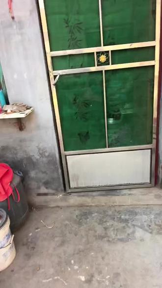 娘在厨房忙饭,
儿在院里放鞭炮,
娘嘟囔着:慢点,别炸着手!
跟三十年前嘟囔我,一模一样。
一晃我都奔四了,
还是俺娘的儿,也是儿的爹,
还是菏泽老家这年味,真好~#农村风俗传统 #农村老家 #农村最朴素的生活