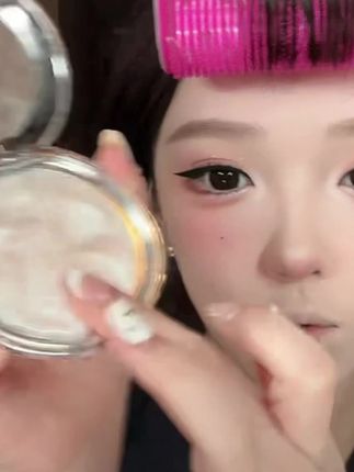 神仙高光膏的使用方法,包括骨、眉弓骨、下巴、眼头等位置的高光打法,以及高光膏的质地特点。使用高光膏后,皮肤呈现出水光感,妆效细腻且立体。#高光