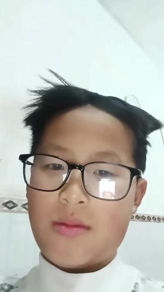 我的逗比儿子#孩子的快乐很简单
请花一分钟看完
他是怎么改造型的
又改出了个什么造型