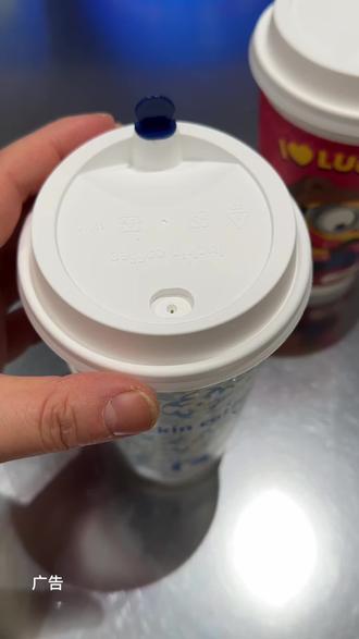 瑞幸新品香蕉丝绒撞奶,奶香浓郁好好喝#瑞幸联名小黄人#小黄人的巴拿拿#巴拿拿拿铁#香蕉丝绒撞奶#本周的快乐是小黄人给的