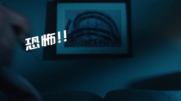 为了变美你敢赌命吗?《美丽毒素》第六集 2026 开年王炸美剧《美丽毒素》高能来袭!瑞恩・墨菲继《美国恐怖故事》后再掀暗黑风暴,埃文・彼得斯、丽贝卡・豪尔领衔演绎致命追凶。一种靠体液传播的神秘病毒席卷全球,感染者能瞬间拥有逆天颜值,却终将在极致干渴中身体炸裂,巴黎时装周超模当众自爆的名场面直接封神!FBI 搭档临危受命追查病毒源头,却深陷腐败官员与雇佣兵的双重追杀,更致命的是,调查者竟也沦为病毒感染者,美貌与死亡的博弈一触即发。这部剧不仅有肉身畸变、血浆炸裂的重口视觉冲击,更用 “美丽毒素” 的猎奇设定,狠狠戳中当下的颜值焦虑与畸形审美 —— 当美成为可以交易的商品,人类究竟愿意为完美皮囊付出多大代价?全程无尿点的悬疑追凶,层层反转的幕后阴谋,还有对人性欲望的深刻拷问,看完直接刷新你对 “美” 的认知!胆小慎入,这部年度暗黑神剧越看越上头!#美丽毒素 #恐怖 #美剧 #影娱年味不打烊