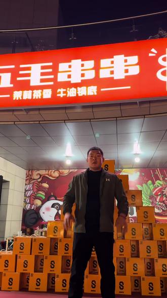 现金啤酒挑战赛时间及规则 27号,28号,29号为期三天挑战,每天决出来前三名,第一名现金奖励666,第二名现金奖励200,第三名一件s101!#热门 #挑战赛#摆摊 #创业