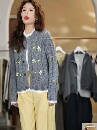 几里与麻这件毛衣真的太好看了!它是这种宽松版型的,上身很藏肉,而且还是百搭单品,搭配什么裤子都好看。它的面料也很不错,摸起来软绵绵的,穿上身很舒服,无论是单穿还是内搭都很合适,百搭洋气谁穿谁好看,适合所有人群穿的衣服 #毛衣 #精致女人穿搭攻略 #显瘦显高显腿长 #高级感穿搭#新款上新 @DOU+小助手