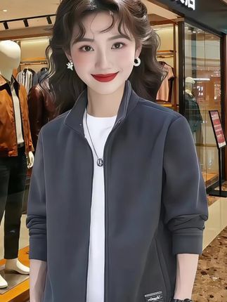 家人们,罗蒙这件春秋夹克外套真的戳中我了!立领设计利落又精神,摇粒绒面料摸着软乎乎的,贴身穿都舒服~   版型是那种不挑身材的宽松款,大码男生穿也不紧绷,日常出门遛弯、上班通勤都能搭,配牛仔裤、休闲裤都不违和,妥妥的百搭款~   春秋单穿刚好,早晚有点凉的时候套上,轻便不压身,活动起来特自在。细节做得也实在,拉链顺滑,走线工整,看着就耐穿~   现在这天气穿正合适,想添件舒服又省心的外套,这件可以闭眼入,错过可就没这价啦!#男士穿搭#男生穿搭#品质男装#今日分享 #秋冬都市硬核穿搭