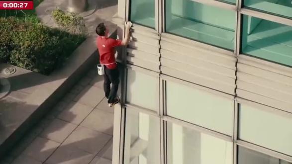 #攀岩运动 #攀岩 高手是不需要用降落伞的
@Lemon ': 亚历克斯·霍诺尔德 (Alex Honnold)
全球顶尖的无保护徒手攀岩者,以其在极限环境下的精准技术和非凡勇气闻名,被《纽约时报》评价为完成了“人类史上最伟大的运动壮举之一”。
主要成就:他最著名的成就是在2017年6月3日,成为首位无保护徒手攀上美国优胜美地国家公园酋长岩的人,耗时3小时56分钟完成了这段高880米的垂直花岗岩绝壁。 该壮举被拍摄成纪录片《徒手攀岩》,并获得了第91届奥斯卡金像奖最佳纪录长片。 他还完成了多项历史性攀登,如2026年1月25日无保护徒手攀登台北101大厦,创下全球最高城市建筑徒手攀岩纪录。
个人简介:1985年8月17日出生于美国加利福尼亚州,5岁开始攀岩,后从加州大学伯克利分校退学成为全职攀岩者。 他并非天赋型选手,其成就源于极致的专业、周密的准备和对热爱的坚守。