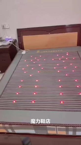 光子能量床垫疗养的基础理论是温度疗法,结合了传统中医针灸、阴阳、气血等原理和电负离子、弹力蚕茧、远红外线、超声波、光子光波、光疗软罩等科技。它的首要功能是提高腑脏的温度,有研究表明,当腑脏温度升高1℃时,人体新陈代谢的能力就会增强12%,免疫力会提升30%左右,让身体有病症的人得到改善,还有助于美容等。