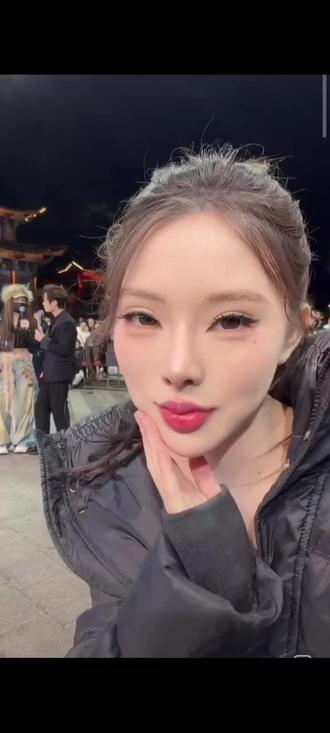 #龙浩天妹妹 只要一开口就露馅了~这张精致的脸其实是网暴的结果。之前相貌平平的小龙女在哥哥直播间出镜,被骂到做噩梦,最终下狠心做医美改变面容,付出了不小的代价……#直播 #舞蹈 #社会百态 #人物故事