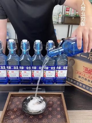 #酒水 #口粮酒 京良北京二锅头,一箱6大瓶,每瓶500ml,清香型白酒,每瓶只要9.9