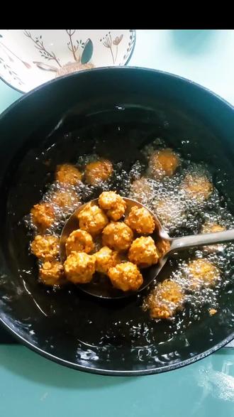 #抖音支持农村人 纯素藕圆子制作方法,三分钟就能学会#抖音美食创作者 #教你做美食 #炸丸子 #藕丸子的做法