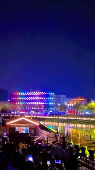 荆马之夜耀东门,无人机绘楚韵风华,光影璀璨,燃动荆州!