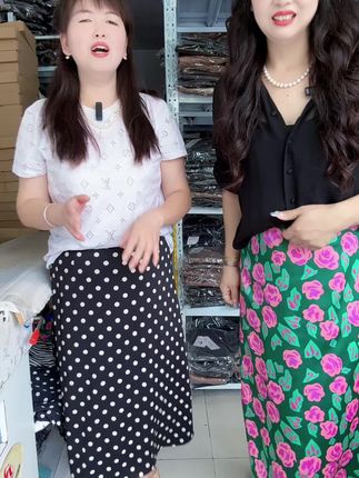 纠结波点和玫瑰花的姐妹参考一下我和我小姐妹#半身裙#半身裙子 #半身裙女 #半身裙直播 #波点半身裙