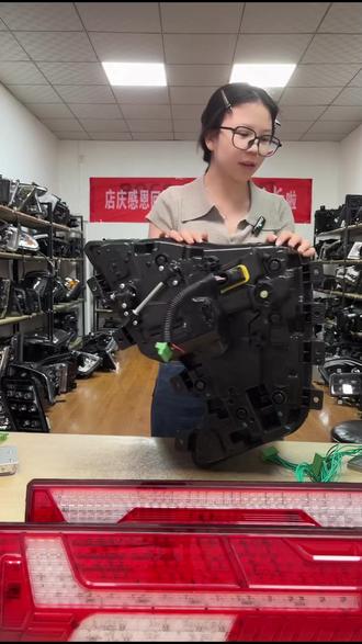 重汽豪沃轻卡大灯升级!动态灯光+无损安装太香了