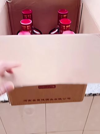 中国劲源酒,一箱六大瓶,每瓶520ml超大容量,性价比直接拉满,开盖酒香四溢,入口绵甜清爽,温润的口感,这款酒不管是三五好友相聚还是居家浅酌,都能给你带来满满的幸福感。#强烈推荐 #好喝不贵 #喝酒 #原创作品 #万万没想到