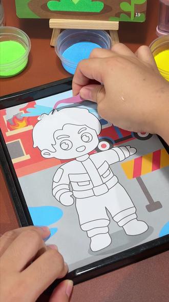 今日#沙画 小朋友们,今天我们来画帅气的消防员叔叔~
帮他穿上消防服,一起去守护大家吧!#儿童手工 #儿童沙画 #玩具推荐 #手工diy