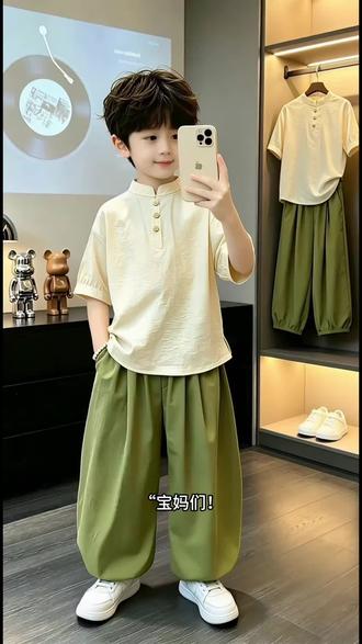 谁懂啊!小男孩穿新中式也太杀我了!江南水乡的温润感直接拉满,立领+阔腿裤,出门就是自带仙气的小公子,路人都回头夸!#男童新中式穿搭 #国风小公子养成记 #江南水乡萌娃穿搭 #儿童夏季国风套装