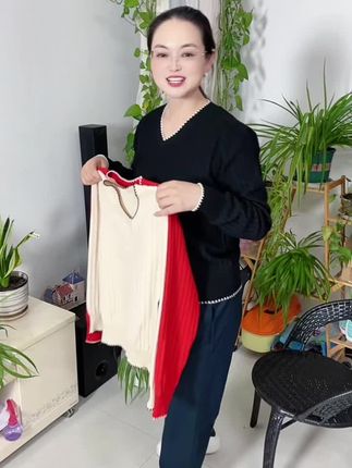 #v针织衫里的旧时光 苏晓在服装店镜子前犹豫时,指尖被那件燕麦色V领针织衫勾了一下。坑条纹路软乎乎的,80到180斤的尺码标贴在吊牌上,她试着套进去,宽松衣身刚好遮住小腹,领口弧度衬得脖颈线条柔和,竟比穿紧身衣时自在许多。 “这件很衬你。”身后传来熟悉的声音,陆屿手里还拿着件深灰色同款,“当年你总说针织衫显胖,我找了好久才发现这种遮肚的坑条款。” 苏晓摸了摸衣服下摆,细密的针织贴着皮肤发暖。原来他记得她随口提过的烦恼,就像这件衣服的尺码范围,把她所有的不自在,都悄悄裹进了温柔里。领打底衫 ##减龄显瘦穿搭 ##谁穿谁好看 #强烈推荐 @抖加🔥上热门🔥dou+🔥热点宝