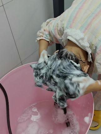 差不多用了一年多了,最开始就她用,后来我发现挺好用,我也是用这个洗发水。现在小孩姐的东西就是比大人的好用#养发护发 #抖音推广 #助手抖音 #洗头的正确方式 #强烈推荐