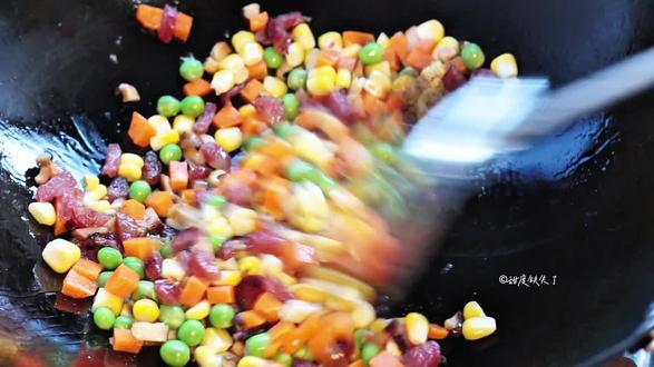 纸皮烧麦|手残党也能自己在家做 皮薄馅足 早餐安排!
「材料」
糯米
香菇丁、胡萝卜丁、玉米粒、豌豆、腊肠丁
生抽、老抽、耗油、五香粉、盐
「做法」
1、糯米提前泡一夜(天热记得放冰箱);
2、泡好的糯米上锅蒸20-25分钟,大概8分熟;
3、锅里放油,先下腊肠丁煸出油,再下香菇丁、胡萝卜丁、玉米粒、豌豆,翻炒断生,下糯米饭和调料翻炒均匀;
4、饺子皮堆叠起来擀薄擀大一圈,然后折出花边;
5、用饺子皮将炒好的馅料包起来,压实,用虎口收紧;
6、水开上锅蒸8-10分钟,关火再焖3分钟。
🎶 月が泣いてる (月亮在哭泣)-つじあやの
#在家做美食 #早餐 #美食 #分享美食分享快乐 #vlog日常
@DOU+小助手 @抖音小助手 @DOU+上热门 @抖音创作小助手 @抖音创作灵感