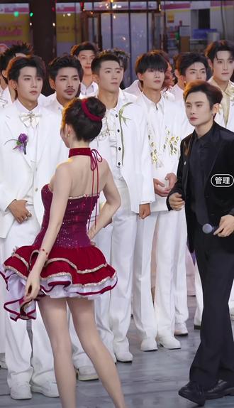今天瑶瑶没来,妹妹开场舞#一出场就惊艳所有人 #龙浩天妹妹