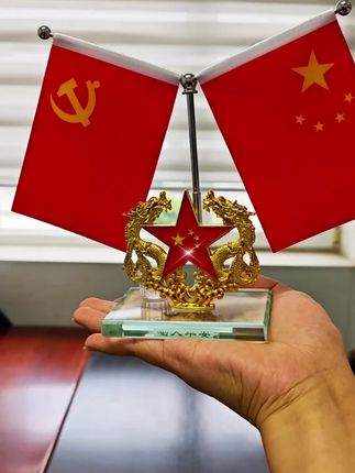 车载摆件汽车香水中控台高档国旗红旗摆件办公桌车内装饰用品大全。#车载红旗摆#汽车摆件#气车用品#我爱我的祖国 #车载中控摆件 @上热门🔥🔥🔥