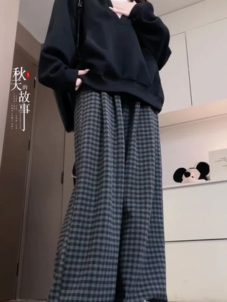 #创作灵感 姐妹们,这条格子裤真的太绝了,我最近真的是天天都在穿它!面料柔软舒适,而且上身之后特别暖和,冬天穿也很合适。版型是那种直筒阔腿的感觉,所以对我们腿粗的女生来说非常友好,可以完美遮住我们的腿型缺陷,不管是逛街还是日常出行都非常合适。#女装穿搭 #百搭裤子 #春秋新款 #秋季穿搭