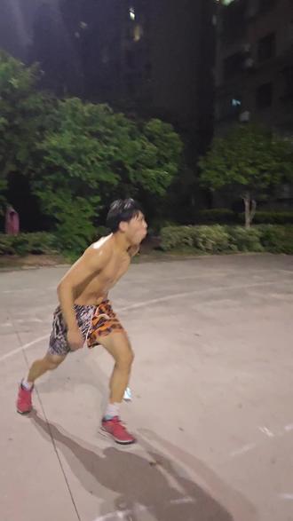 掌握好技巧和时机 超框一只手也能让你完成扣篮#扣篮 #弹跳训练 #抛球 #matnut鞋子