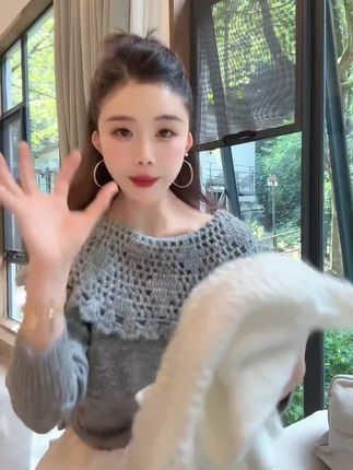 这件翻领毛衣太会了!微镂空设计适合初秋叠穿,内搭小背心层次感满分💯宽松版型不挑身材,搭配裤装简约帅气,换半裙立马温柔~解锁多种风格! #一衣多穿通勤版 #女生服装搭配 #高质感穿搭 #早秋不费力显贵穿搭 #时尚女装穿搭指南