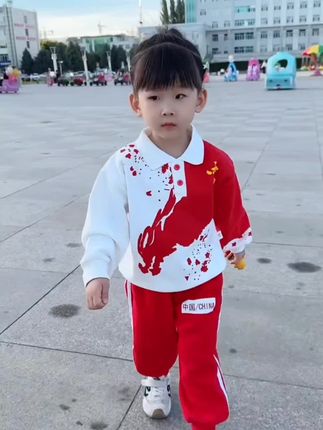 快国庆节了,提前给孩子准备了这套中国红套装 “国潮风狠狠拿捏住啦!红白配色超亮眼,还有龙的图案和‘中国/CHINA’字样,宝贝穿上,又萌又有范儿,走在街上回头率直接拉满~”#萌宝穿搭 #童装搭配每日更新 #童裝 #高品质童装