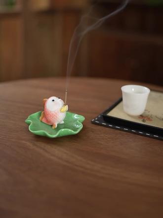 禅意茶室必备!创意锦鲤香炉,点香瞬间提升格调! 茶室之雅,在于茶烟袅袅,更在于香韵悠悠。一方陶瓷小鱼线香插,以瓷之温润,鱼之灵动,承一缕清香,便将茶室的禅意与诗意,晕染得恰到好处这个造型太可爱了!它就是一条活灵活现的小鱼,#好物推荐🔥 #茶具 #中式美学 #禅意生活 #香炉
