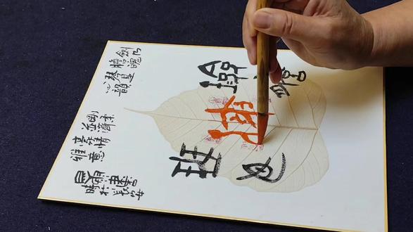 剑胆琴心 侠骨柔情😎 #剑胆琴心 #侠 骨柔情😎
今天宗康先生用金文创作了这幅小品剑胆琴心👍
这个成语 仿佛一位侠客携琴仗剑立于江湖烟雨之中✨剑是胆魄 琴是心韵 刚猛与柔雅相济 豪情与雅意共存❤
侠若仅有剑胆 易沦为匹夫之勇或冷酷杀手 若仅有 琴心 则成空谈文人 二者的结合 才构成了侠的完整个性光谱✨它勾勒的不仅是文武双全的意象 更是一种理想人格的生动写照👌#金文 #写字是一种生活 #邱宗康 @邱家的颜